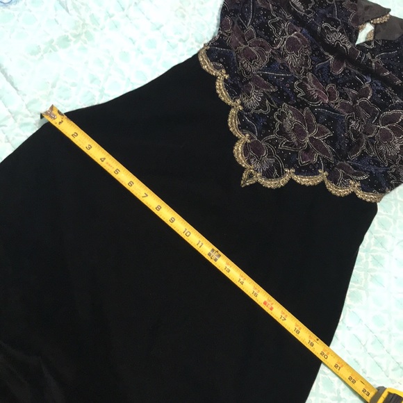 Vintage Victorian brocade and velvet dress with 80s power should… - Picture 11 of 12